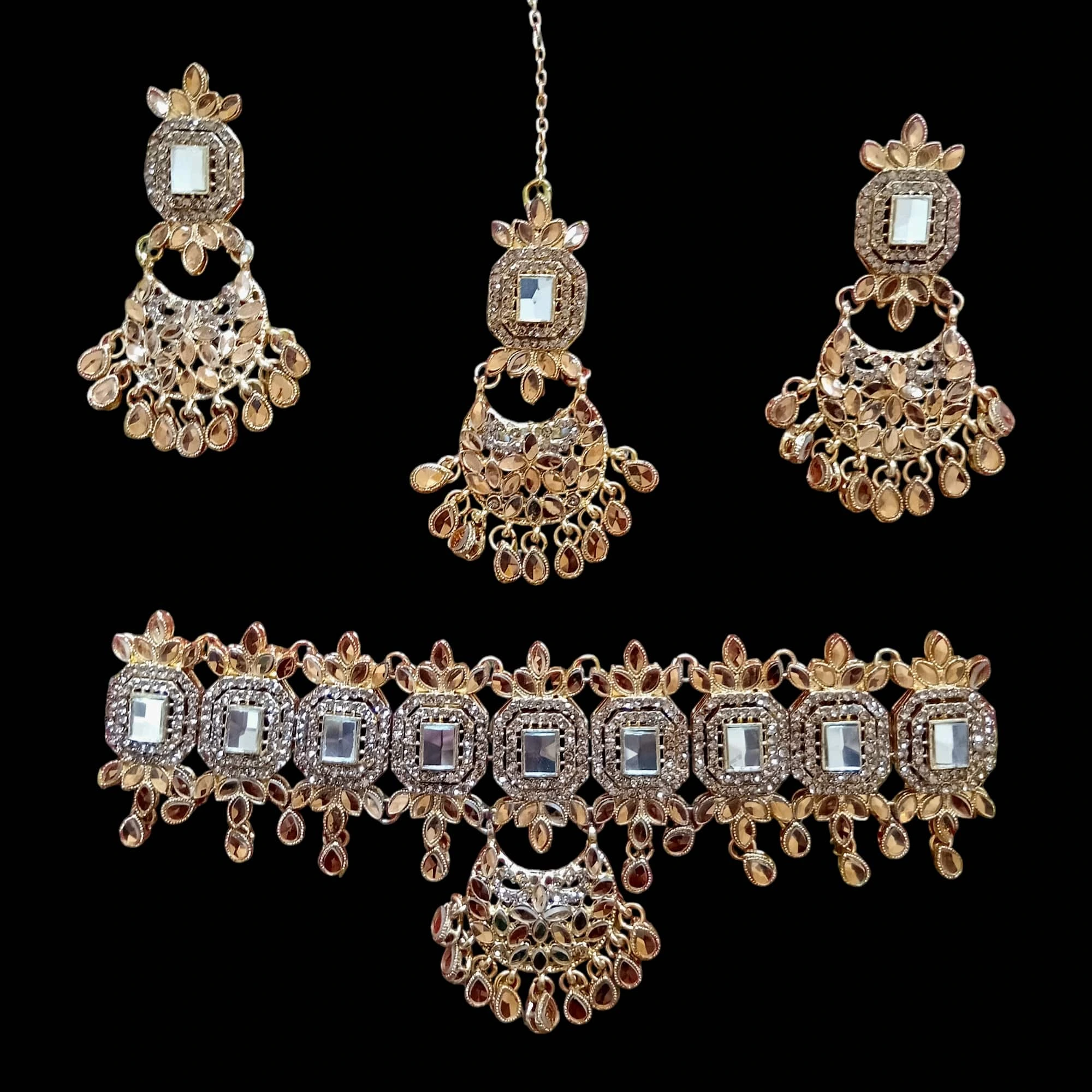 Buy White and Gold colour jewellery set with necklace , earrings and tikka at best price in pakistan - Qureshi products
