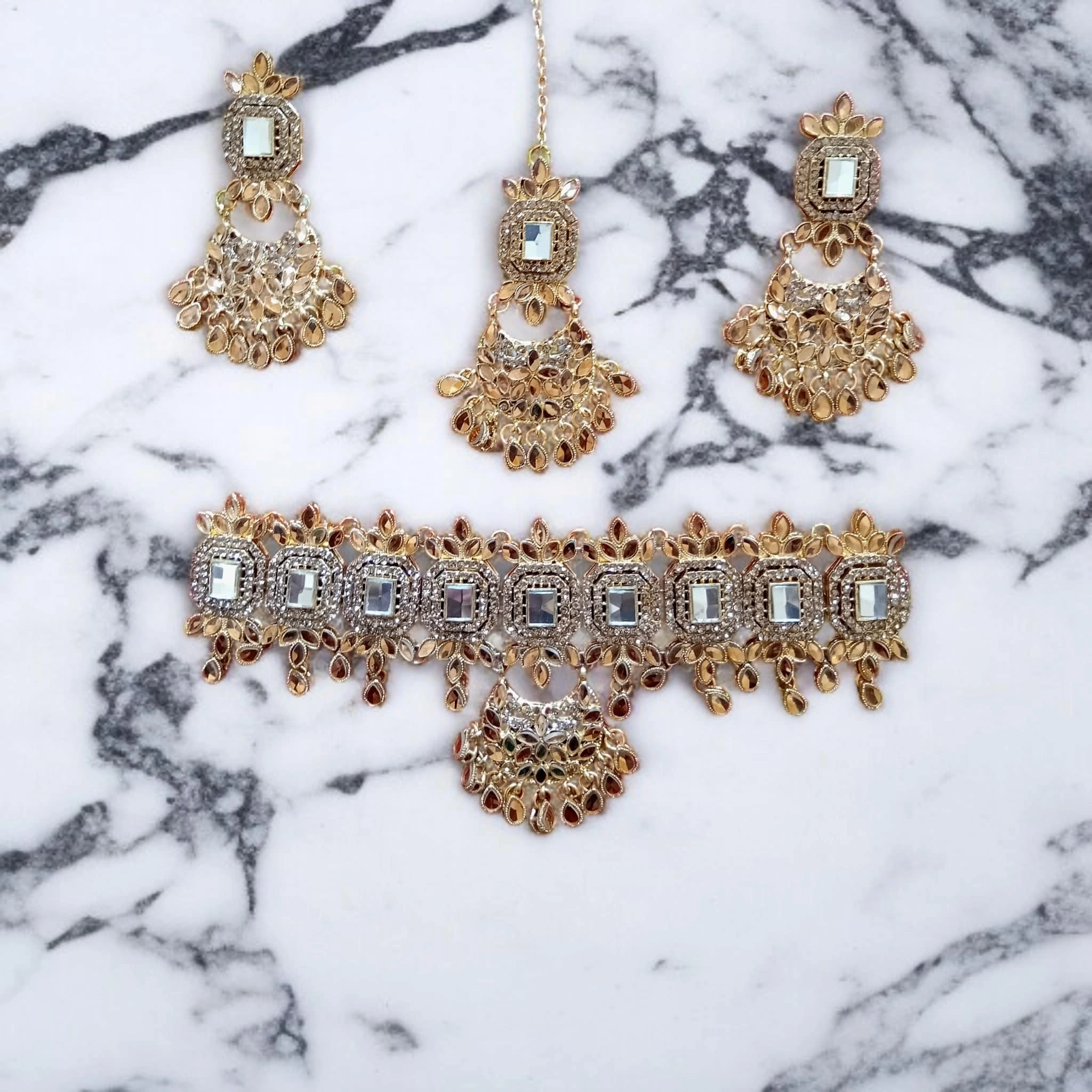 Buy White and Gold colour jewellery set with necklace , earrings and tikka at best price in pakistan - Qureshi products